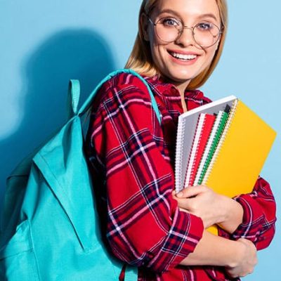 estudiante feliz cargando libros