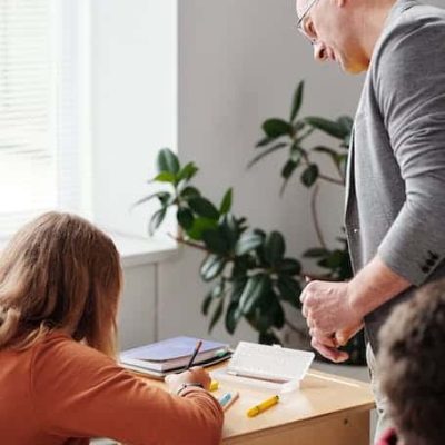 joven recibiendo correcciones del maestro