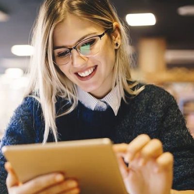 mujer frente a tablet