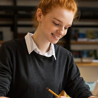 Estudiante escribiendo