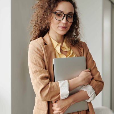 mujer sosteniendo una carpeta