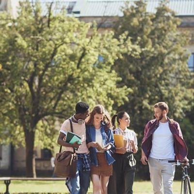 jovenes estudiantes paseando