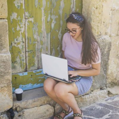 joven estudiando frente a una laptop