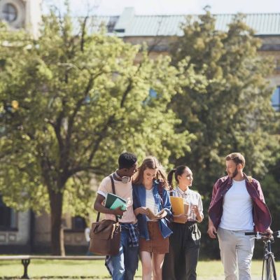 Jóvenes estudiantes caminando