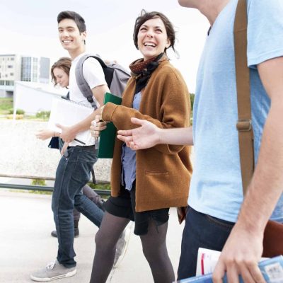 estudiantes caminando juntos