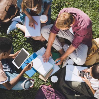 jóvenes estudiando al aire libre