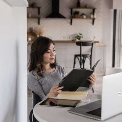 mujer leyendo