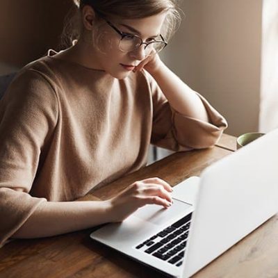 mujer frente a una laptop