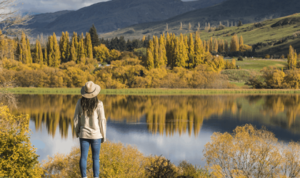 mujer mirando al horizonte en queenstown