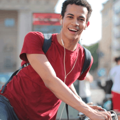 Joven en bicicleta