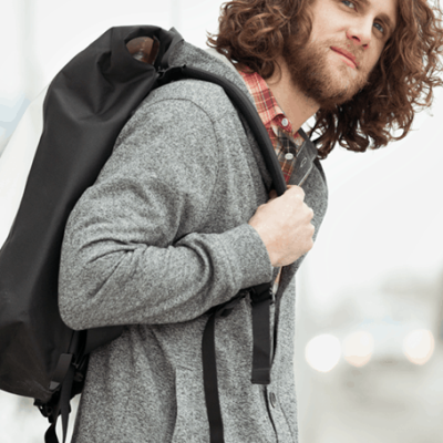 Joven con una mochila en el hombro