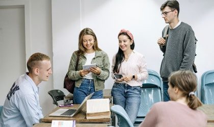 jóvenes reunidos